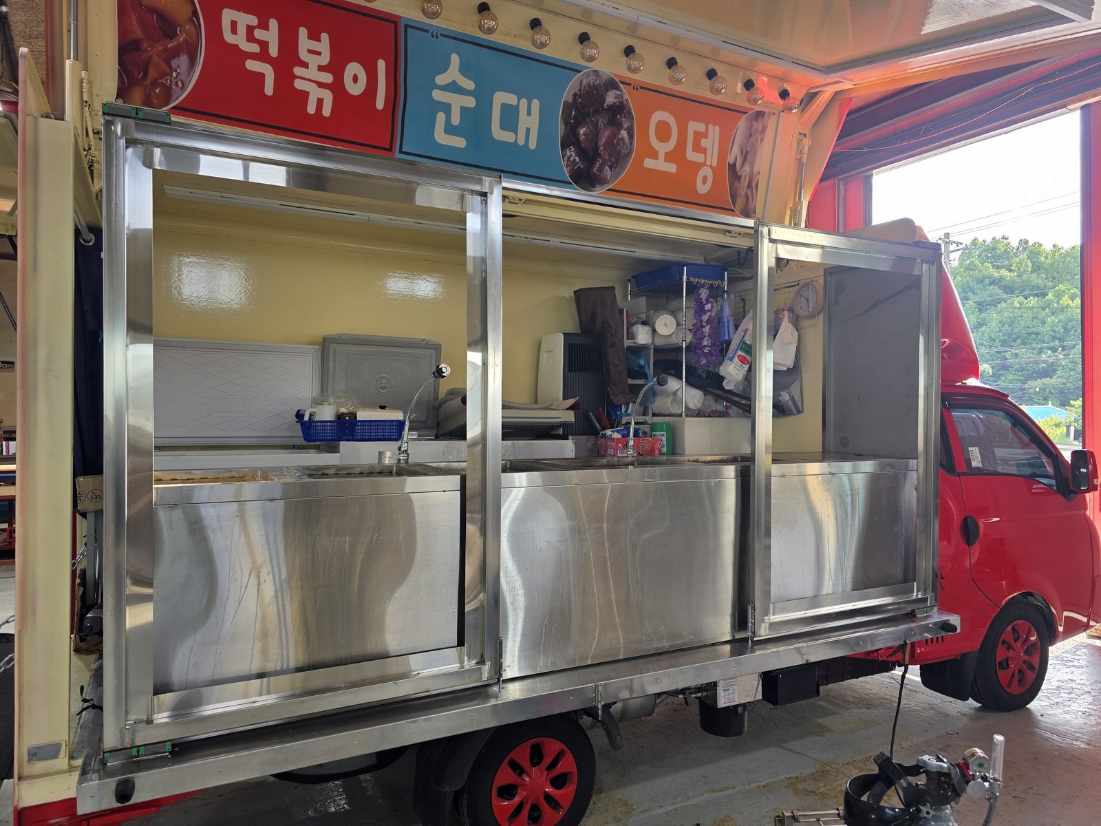 분식차 전면 슬라이드 광고판 · 추가 선반 제작